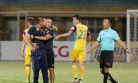 Lao vào sân định &apos;xử&apos; trọng tài, HLV Hà Nội bị cấm chỉ đạo 2 trận