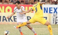 Tình huống Văn Toàn bị đốn ngã trong vòng cấm ở vòng 20 V-League gây tranh cãi