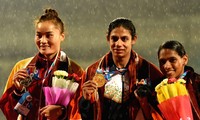 Quách Thị Lan (trái) nhận HCB 400m nữ tại Giải điền kinh Vô địch châu Á 2017 