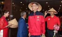 HLV Arsene Wenger đội nón lá truyền thống Việt Nam. Ảnh: NLD