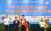 Xạ thủ Lệ Quyên (trái)- vợ của HLV tân vương V-League Trương Việt Hoàng giành HCB bắn súng
