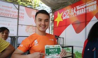 Runner nhận BIB, sẵn sàng tranh tài tại Tiền Phong Marathon