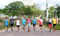 Nhóm chạy ở Kon Tum đủ mọi độ tuổi chinh phục Tiền Phong Marathon 2021