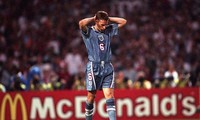 HLV Gareth Southgate sút hỏng quả luân lưu cuối cùng khiến Anh thất bại trước Đức ở bán kết EURO 1996.