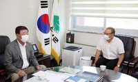 Thị trưởng Lee Jae-geun tiếp đón huấn luyện viên Park Hang-seo.