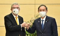 Thủ tướng Nhật bản Suga Yoshihide (phải) và Chủ tịch IOC Thomas Bach trong một cuộc gặp tại Tokyo (Nhật Bản).