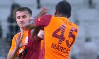 Cầu thủ giải Thổ Nhĩ Kỳ gây sốc khi đấm thẳng vào mặt đồng đội ngay trận mở màn mùa giải