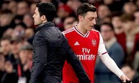 Arsenal &apos;đội sổ&apos;, cựu sao Mesut Ozil mỉa mai HLV Arteta