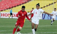 Hồ Thanh Minh (áo đỏ) trong trận đấu với U23 Myanmar.