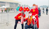 Cổ động viên ngồi xe lăn vượt quãng đường hơn 30km cổ vũ đội tuyển Việt Nam thi đấu