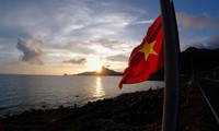 Ngắm rừng cờ Tổ quốc tung bay kiêu hãnh giữa ngàn khơi Côn Đảo
