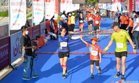 Gia đình VĐV nhí Trần Minh Khang cùng chinh phục Tiền Phong Marathon 2022 