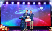 Ông Lương Hoàng Hưng - Trưởng BTC (phải) trao Cúp và quà cho golfer Đặng Thế Cường (trái)