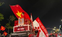 CĐV đi &apos;bão đêm&apos; ăn mừng U23 Việt Nam vào chung kết SEA Games