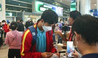 CĐV mang gấu bông, đồ ăn đến sân bay đón tuyển thủ U23 Việt Nam 
