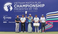 Lê Khánh Hưng (giữa) vô địch bảng Nam
