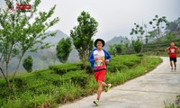 Runner đội mũ tai bèo mặc áo xanh chạy marathon Lai Châu kỷ niệm ngày thành lập Đoàn