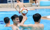 Cầu thủ U22 Việt Nam thư giãn ở bể bơi sau trận thắng Singapore 