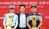 Ông Nguyễn Thái Dương (giữa)- HLV trưởng đội tuyển golf Việt Nam và hai học trò Khuê Minh- Anh Minh (hai nhà đương kim vô địch quốc gia)