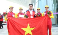 Trưởng đoàn Đặng Hà Việt thưởng nóng cho tấm huy chương Asiad 19 đầu tiên. Ảnh: Quý Lượng