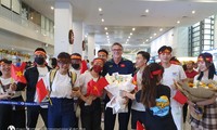 Đội tuyển Việt Nam đổ bộ Philippines, được người hâm mộ chào đón nồng nhiệt 