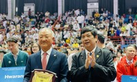 Chủ tịch Liên đoàn Taekwondo Hà Nội Nguyễn Mạnh Hùng trao quà lưu niệm cho ông Jang Taek Hyun - Hiệu trưởng Trường Đại học Baekseok Hàn Quốc.