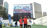 HLV Trần Đoàn Minh Thiện và hai VĐV Hoàng Nguyên Thanh và Hoàng Thị Ngọc Hoa tại giải marathon vô địch châu Á 2024. 