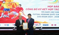 Ông Trần Minh Hùng (trái) - Đồng trưởng ban chỉ đạo các giải futsal quốc gia trao bảng danh vị cho đại diện Nhà tài trợ kim cương, ông Lê Thành Trung, Phó Tổng giám đốc HDBank
