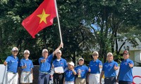 Nguyễn Quốc Bảo Huy (cầm cúp) đạt hạng 3 ngay lần đầu tiên thi đấu nước ngoài