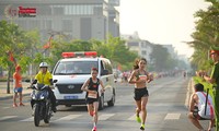 Hai nữ chiến binh Ngọc Hoa và Lê Thị Tuyết trên đường chạy marathon Tiền Phong
