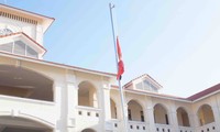 Trường THPT Kim Sơn B. treo cờ rủ từ ngày 22/9 để tưởng nhớ Chủ tịch nước Trần Đại Quang. Ảnh: Thanh Huyền