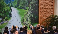 Tổng thống Mỹ thích thú với phong cảnh thiên nhiên Việt Nam. Ảnh: Như Ý.