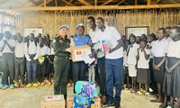 Bộ Công an sẻ chia với trẻ em Nam Sudan