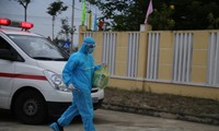 Thí sinh F Đà Nẵng đi xe cứu thương, trùm kín bảo hộ tới trường thi