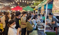 Chợ đêm lớn nhất Đà Nẵng nhộn nhịp sáng đèn, hàng quán kín bàn