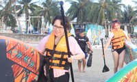 Giới trẻ đổ xô xuống biển Đà Nẵng trải nghiệm chèo SUP từ tinh mơ