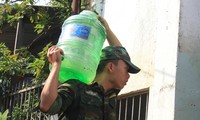 Bộ đội cõng nước sạch cho dân vùng ngập sau nhiều ngày khát khô