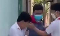 Đà Nẵng: Hai học sinh ép bạn vào tường, thẳng chân đá, đánh vào mặt 