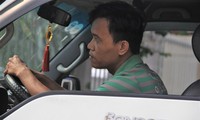 Đà Nẵng: Xếp hàng mấy ngày trời, tài xế vẫn dài cổ chờ đăng kiểm