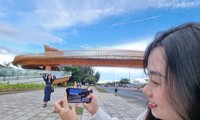 Cầu vượt ven biển đầu tiên tại Đà Nẵng hút du khách, bạn trẻ