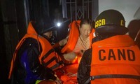 Đà Nẵng: Lính đặc công, cảnh sát dùng xuồng cao su di tản dân 