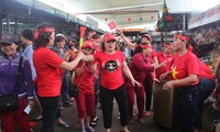 Tiểu thương kéo loa thùng nhảy múa, diễu hành quanh chợ cổ vũ U23 VN