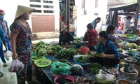 Rau xanh ở chợ Đà Nẵng &apos;đội giá&apos; sau trận ngập lịch sử