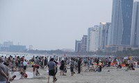 Hàng ngàn du khách đổ về bãi biển &apos;đẹp nhất hành tinh&apos; Đà Nẵng