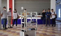Robot &apos;người vận chuyển&apos; phục vụ tại khu cách ly Covid-19 ở Đà Nẵng