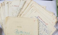 Tiếp nhận khối tài liệu, bản viết tay tác phẩm của cố nhà văn Sơn Tùng 