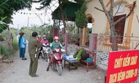 Cơ quan chức năng tỉnh Bắc Giang kiểm tra thân nhiệt cho người dân