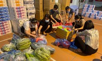 Chị Tiên (áo đen thứ 2 bên trái) cùng các bạn tình nguyện tiếp nhận hàng hỗ trợ trong đêm
