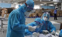 Nhân viên y tế lấy mẫu xét nghiệm cho công nhân ở Bắc Giang 