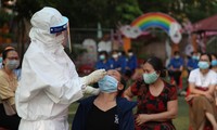 Nhân viên y tế lấy mẫu xét nghiệm cho người dân tỉnh Bắc Giang